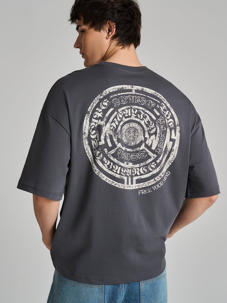 Футболка оверсайз с принтом лабиринта на спине