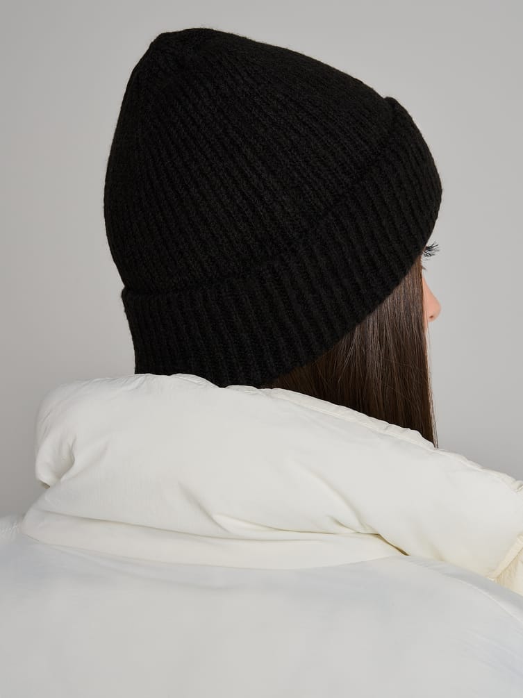 Вязаная шапка с плюшевым сердцем