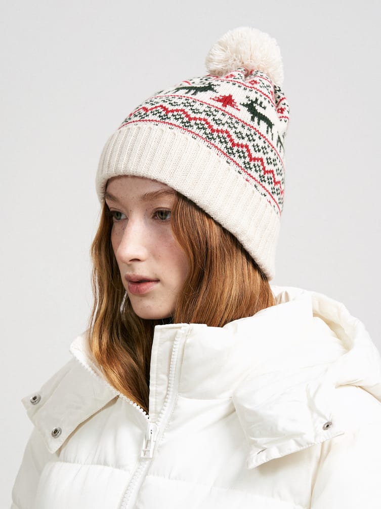 Вязаная зимняя шапка с помпоном и оленями