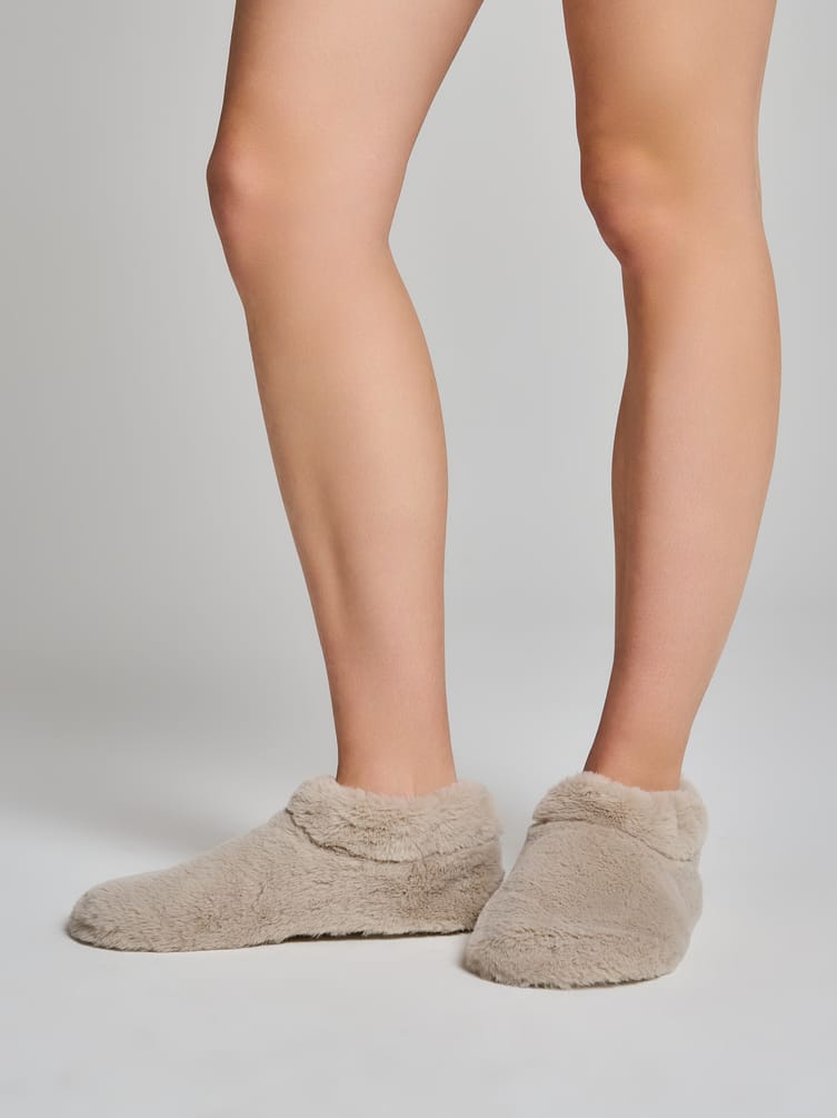 Закрытые меховые тапочки