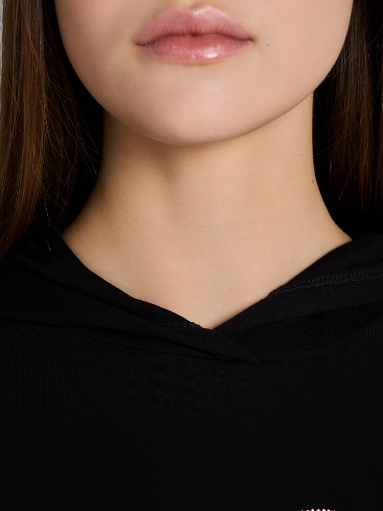 Лонгслив с капюшоном и надписью стразами