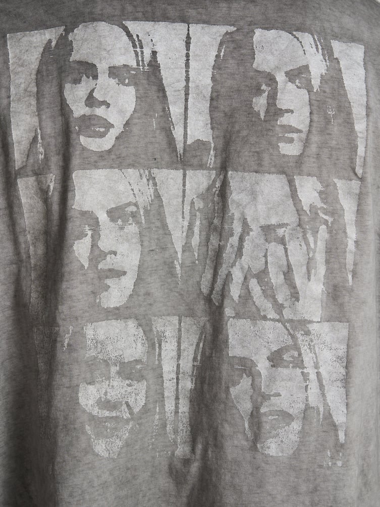 Футболка с вареным эффектом и принтом на спине