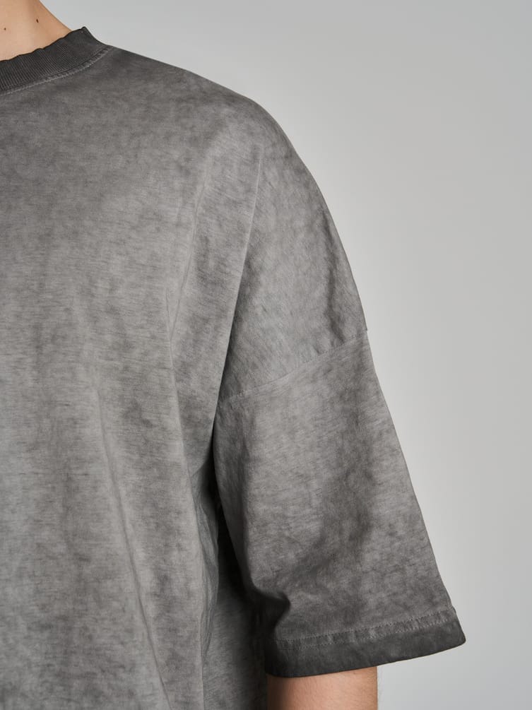 Футболка с вареным эффектом и принтом на спине