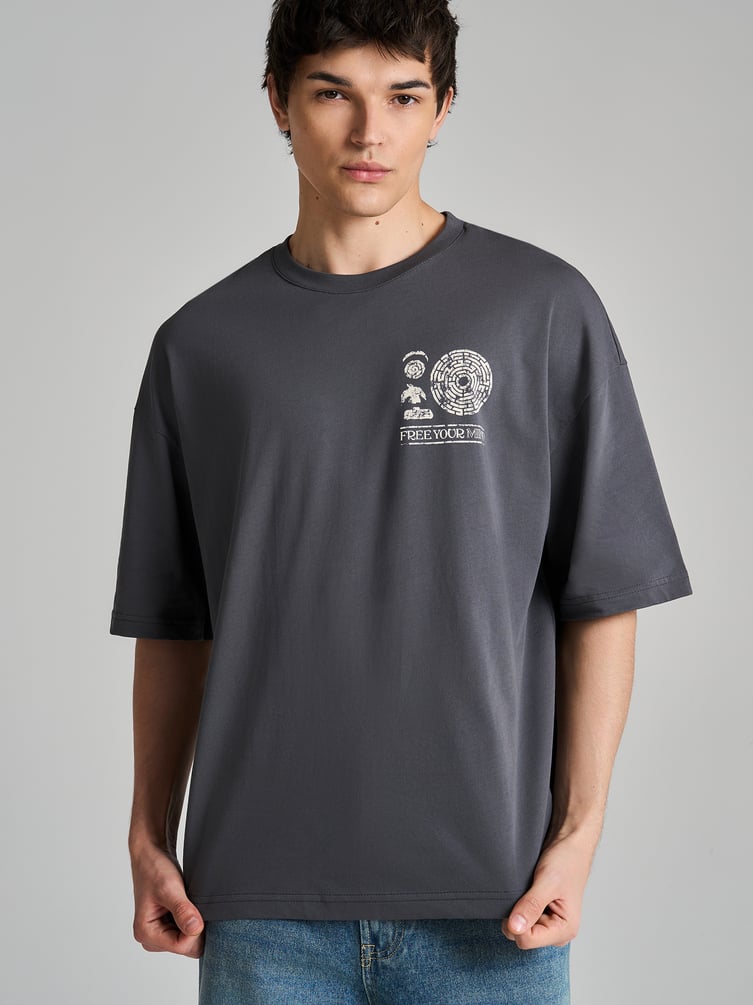 Футболка оверсайз с принтом лабиринта на спине