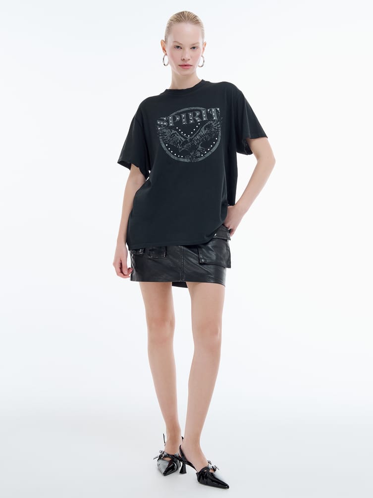 Футболка с принтом и металлическими элементами