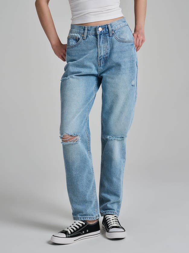 Джинсы момы с разрезами на коленках