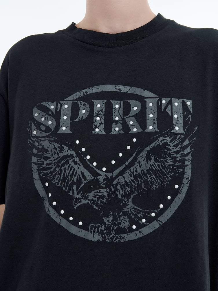 Футболка с принтом и металлическими элементами