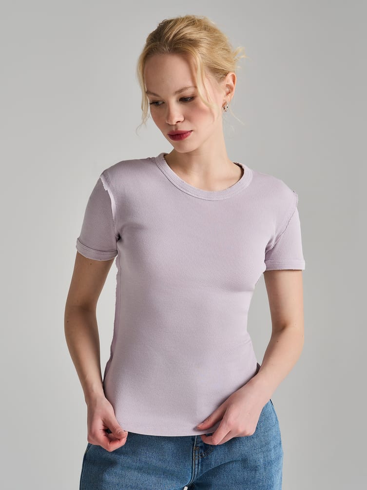 Футболка в рубчик с внешними швами