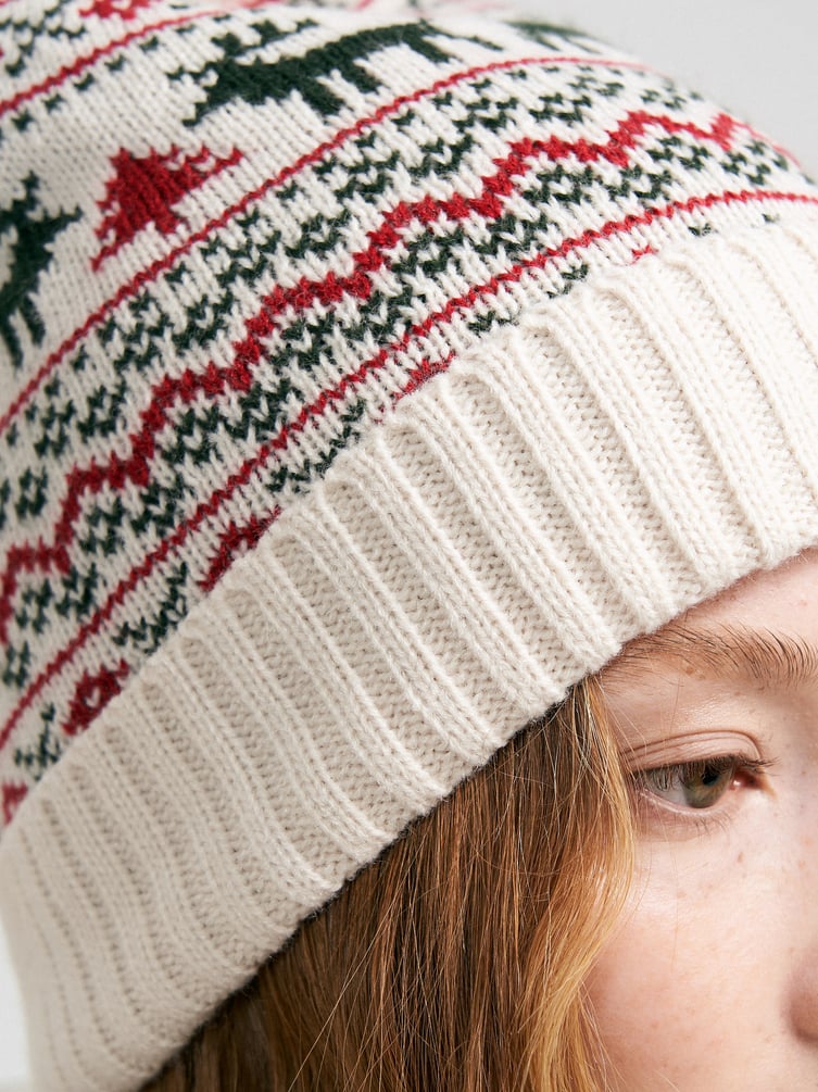 Вязаная зимняя шапка с помпоном и оленями