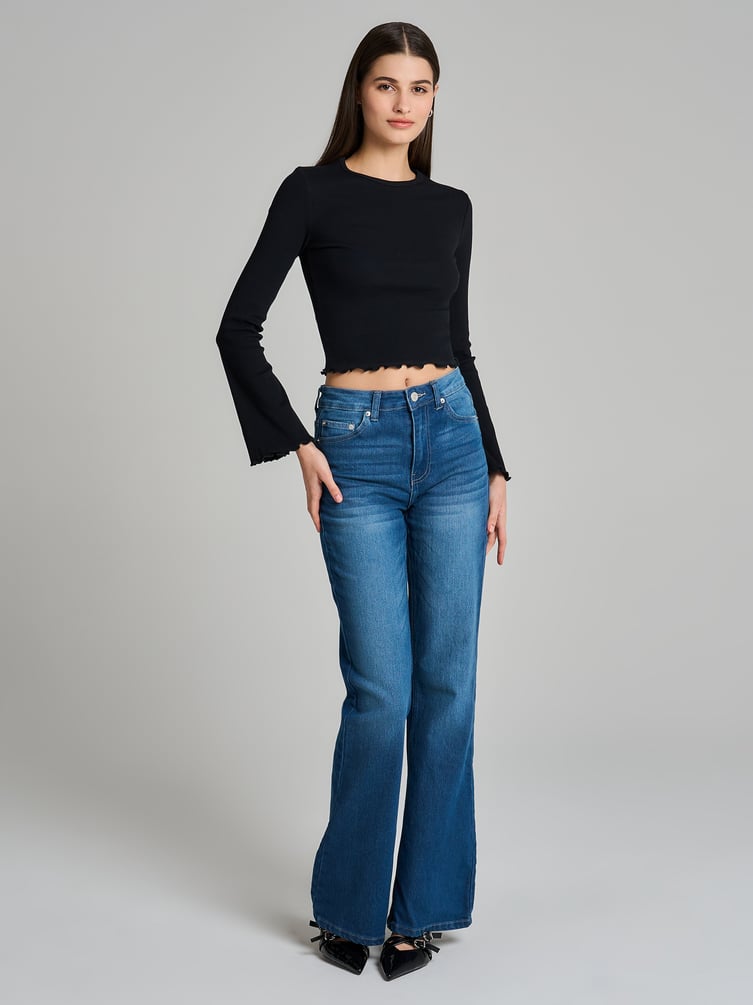 Короткий женский лонгслив с объемными рукавами