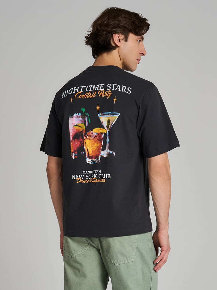 Футболка с принтом на спине