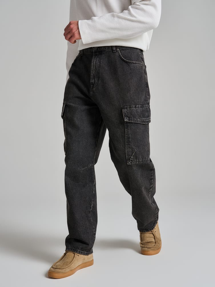 Зауженные джинсы карго с боковыми карманами