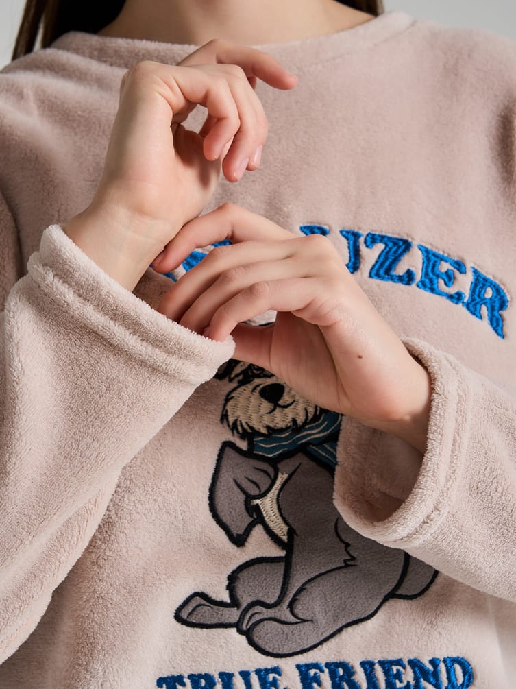 Плюшевая пижама с вышивкой и брюками