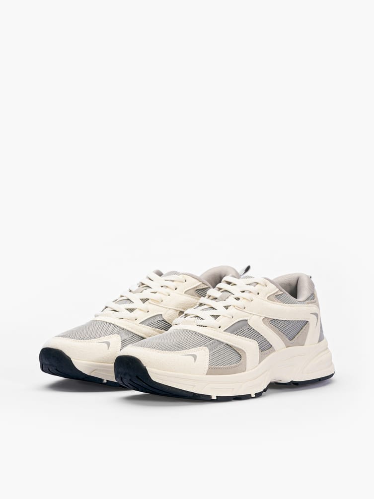 Спортивные кроссовки с сеткой