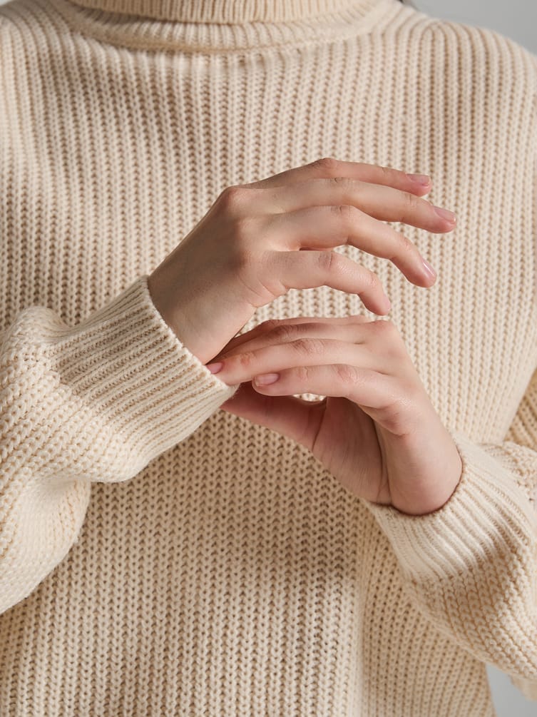 Свитер вязаный с высоким горлом