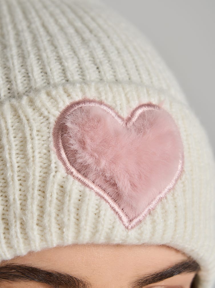Вязаная шапка с плюшевым сердцем