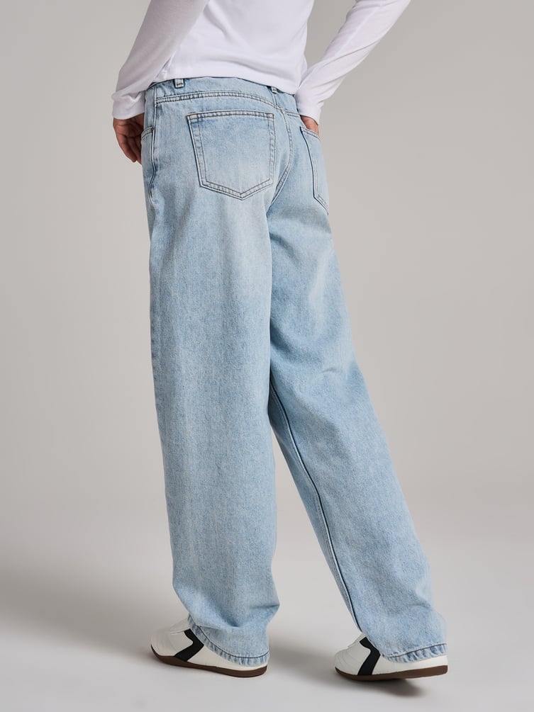 Джинсы прямые со смещенными боковыми швами