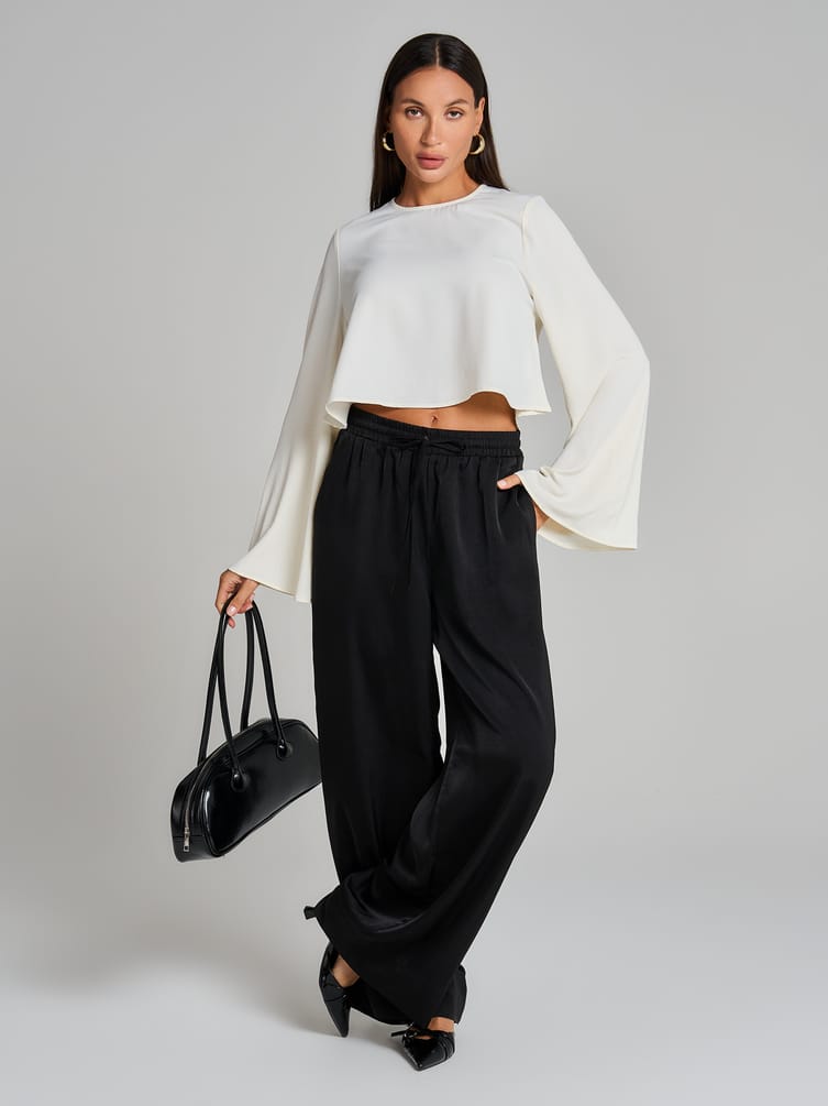 Блузка офисная нарядная с рукавом клеш