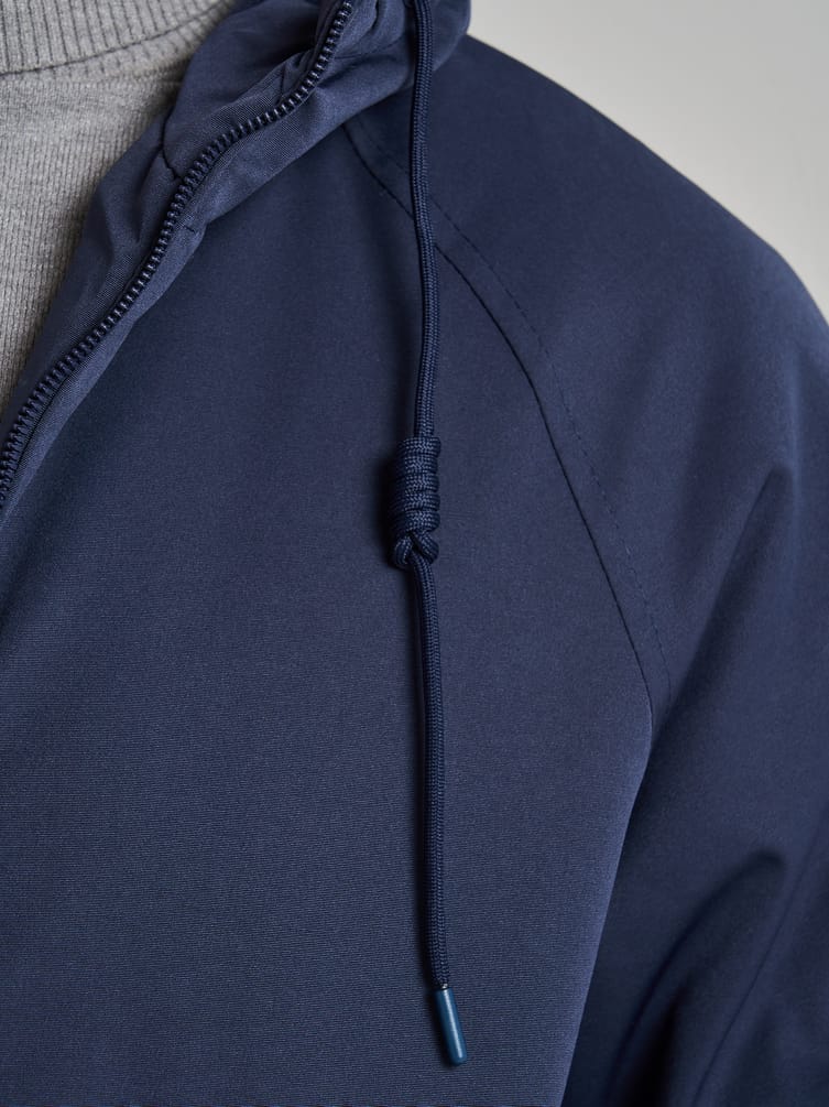 Демисезонная куртка с капюшоном