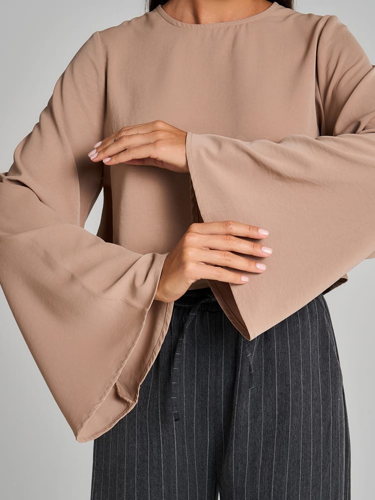 Блузка офисная нарядная с рукавом клеш