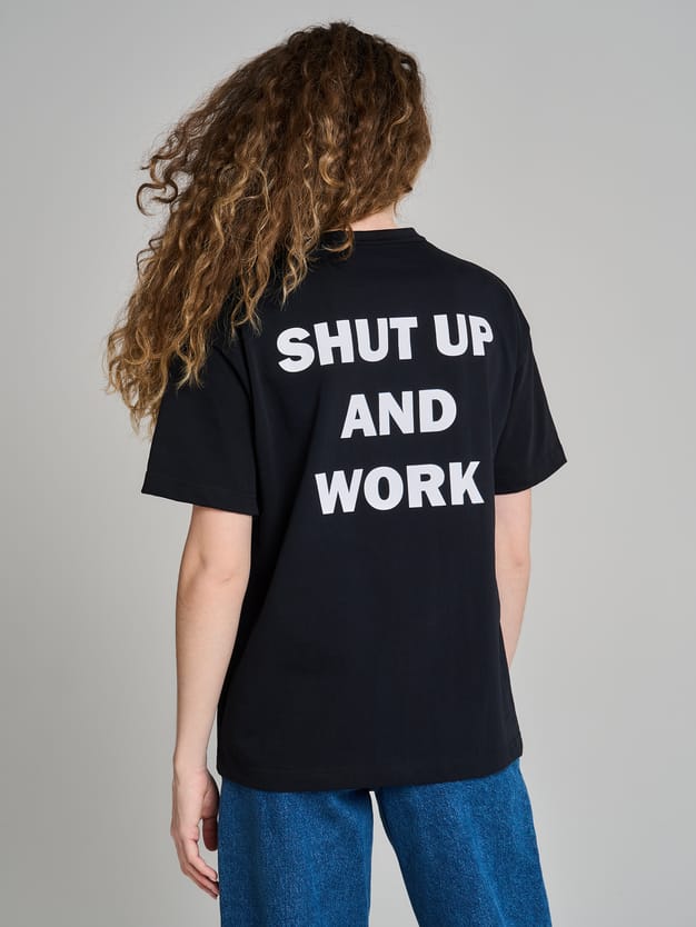 Футболка плотная с надписью на спине