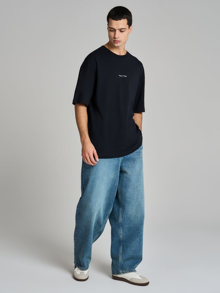 Футболка с принтом программного кода на спине