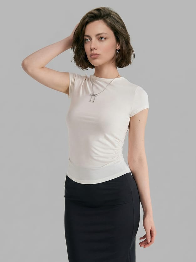 Приталенная футболка с драпировкой