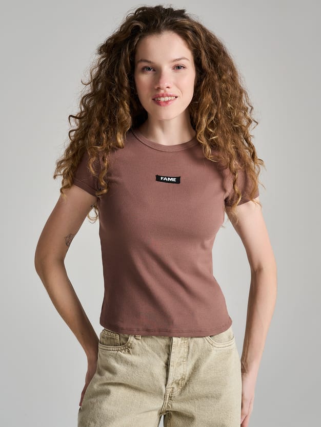 Футболка в рубчик с нашивкой