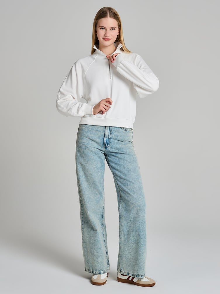 Укороченный свитшот с высоким воротом