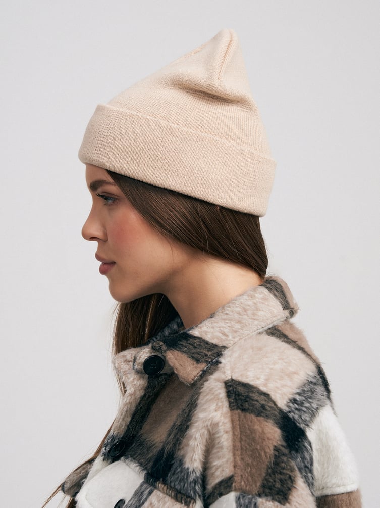 Осенняя вязаная шапка бини с люрексом