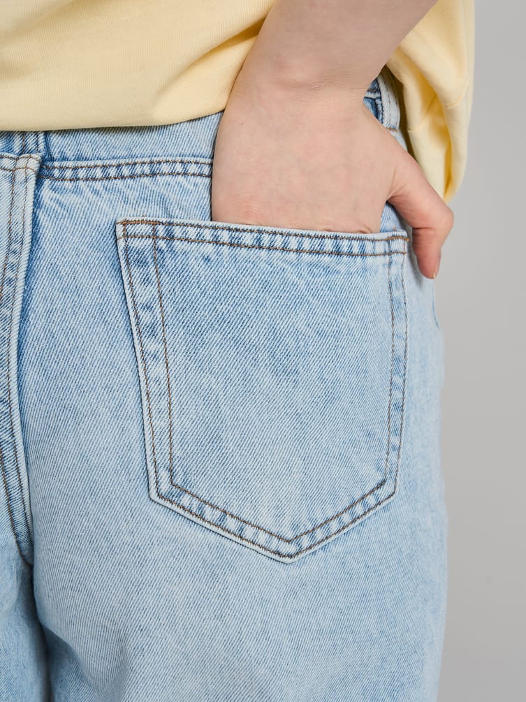 Джинсы прямые со смещенными боковыми швами