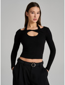 Лонгслив с декоративным вырезом