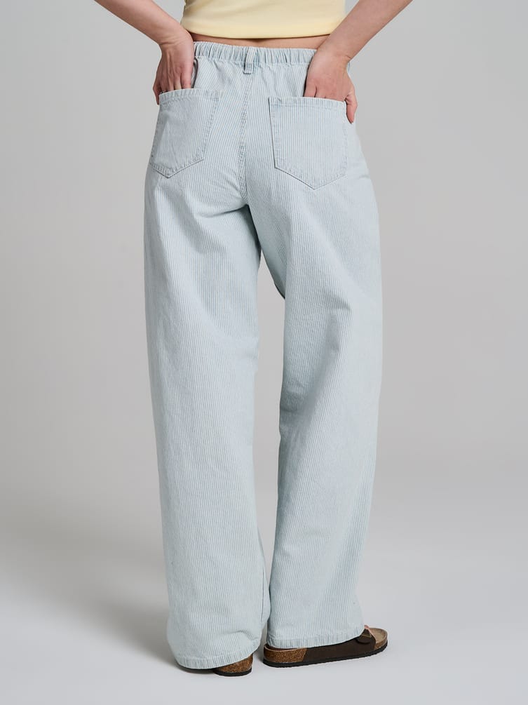 Широкие джинсы на резинке