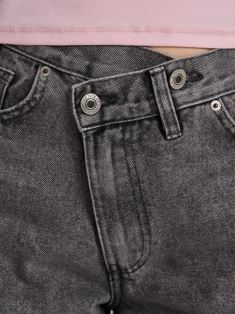 Джинсы широкие с асимметричной застежкой