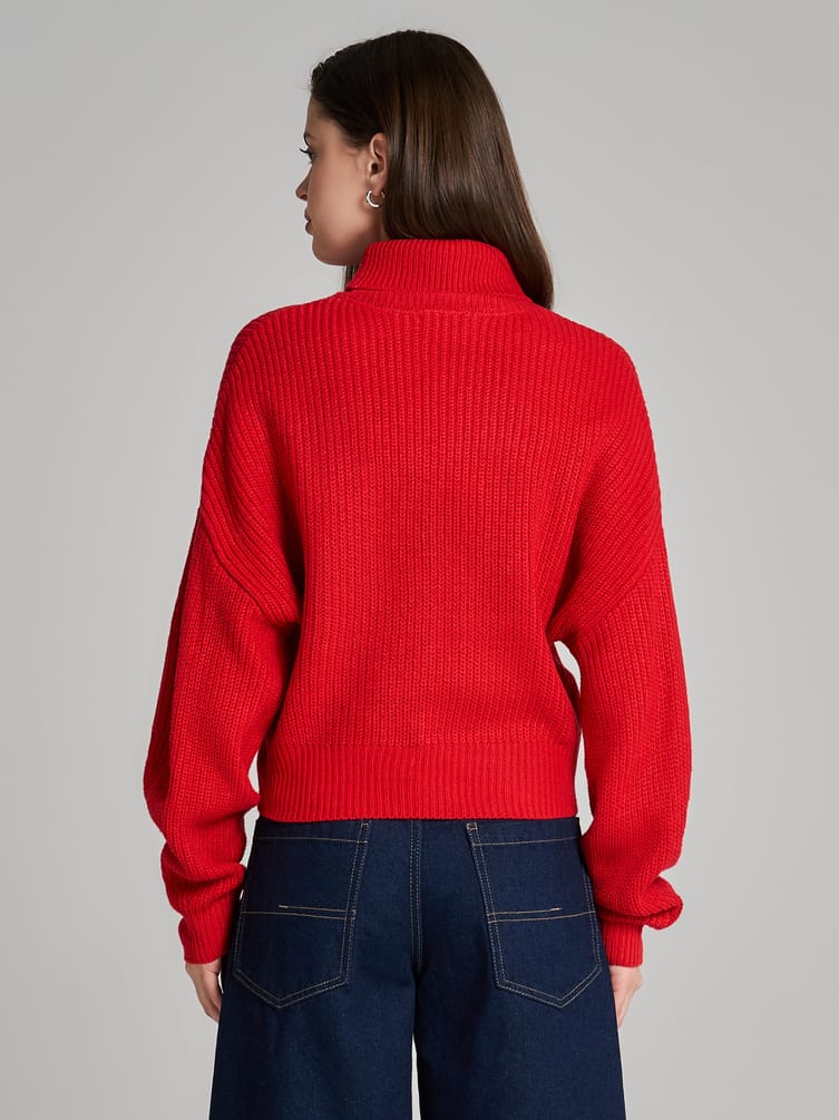 Свитер вязаный с высоким горлом