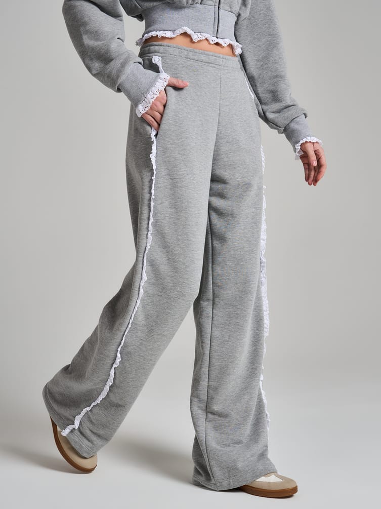 Широкие брюки с лампасами из кружева