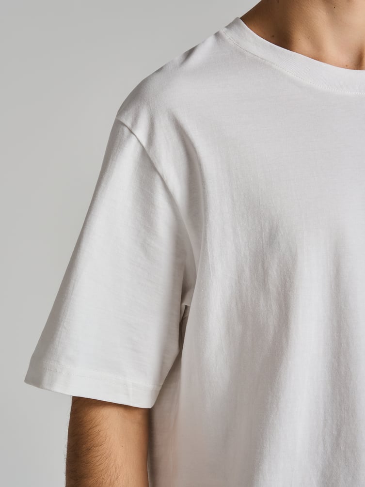 Футболка с принтом на спине