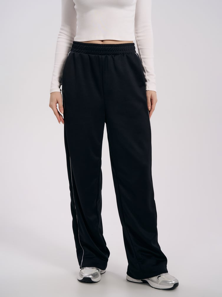 Спортивные брюки с лампасами