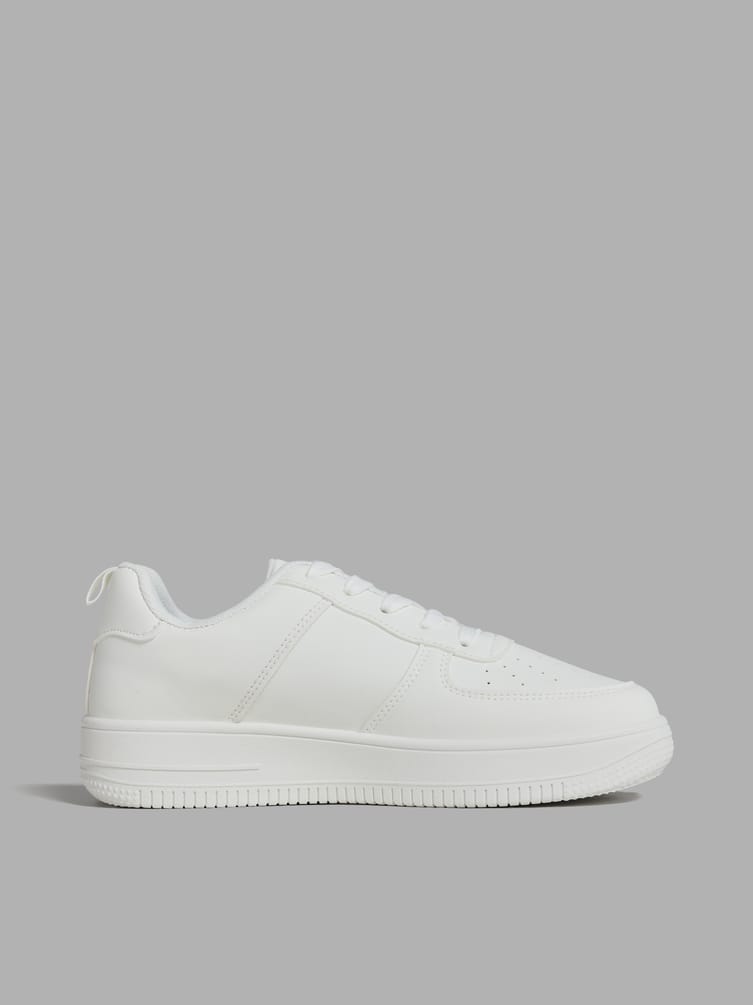 Низкие кроссовки на белой подошве