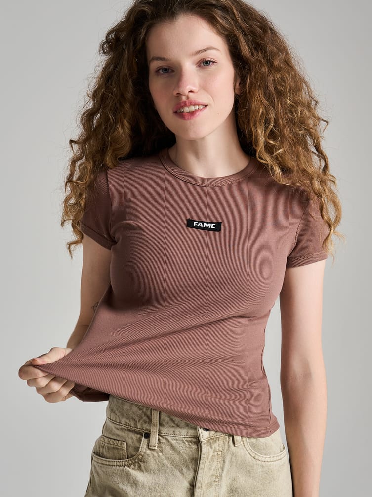 Футболка в рубчик с нашивкой