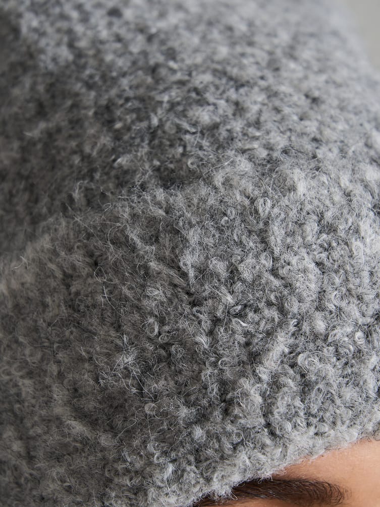 Шапка вязаная с помпонами