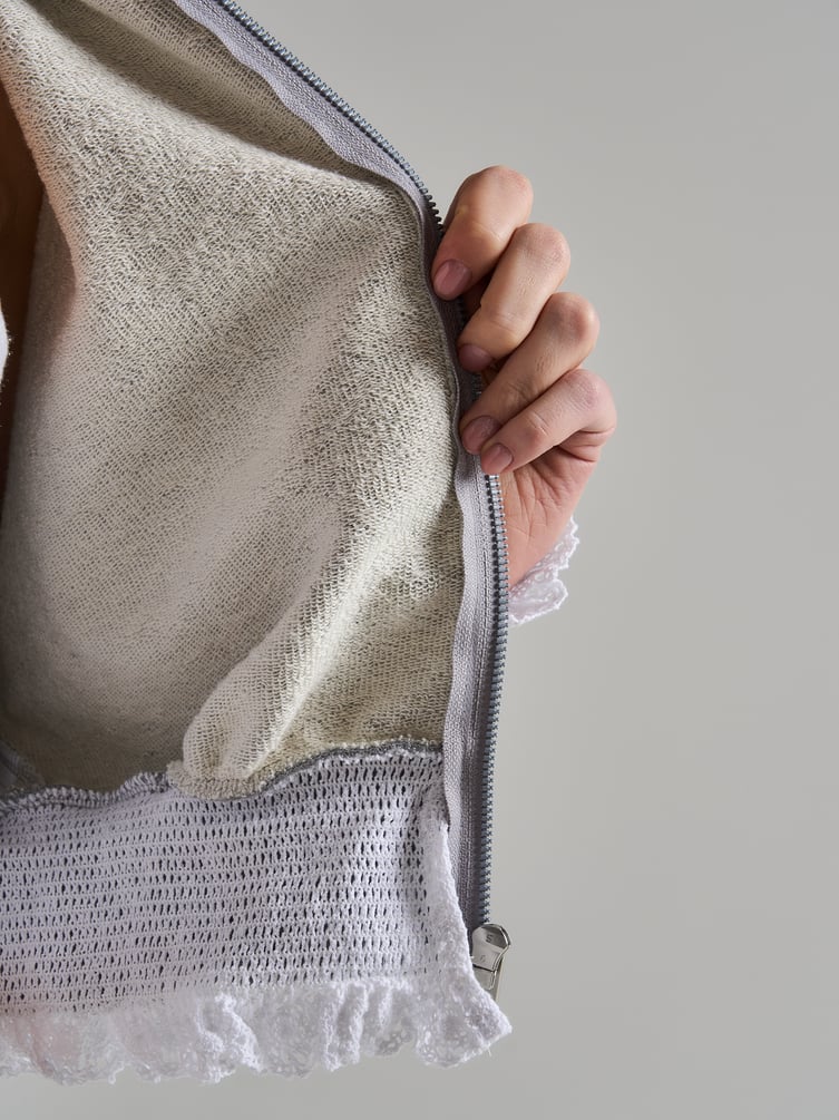 Укороченная толстовка с кружевом