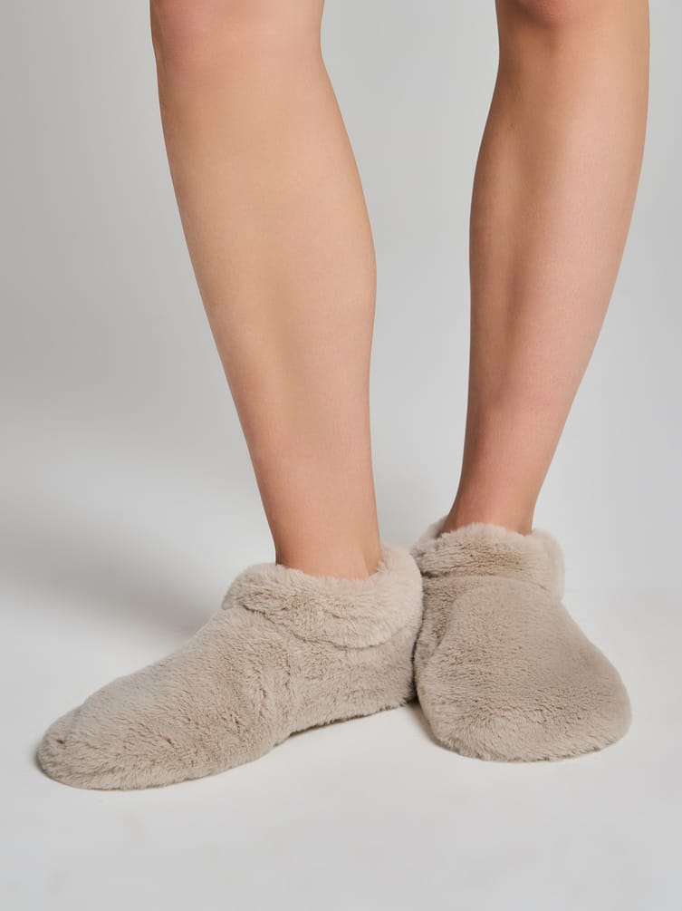 Закрытые меховые тапочки