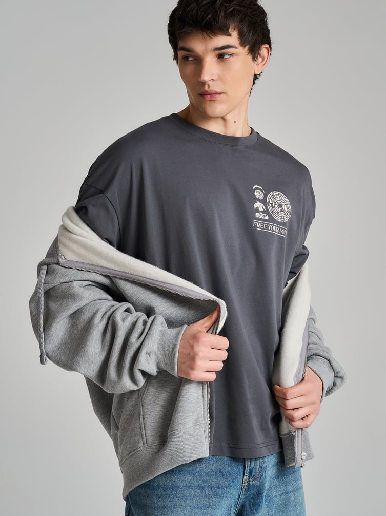 Футболка оверсайз с принтом лабиринта на спине