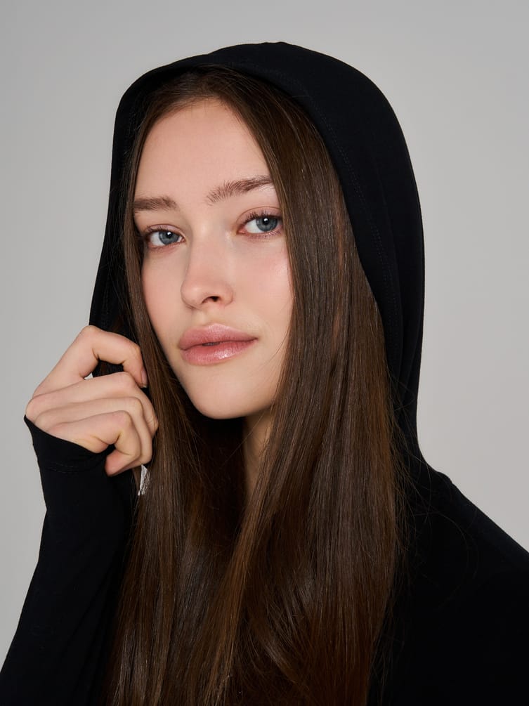 Лонгслив с капюшоном и надписью стразами