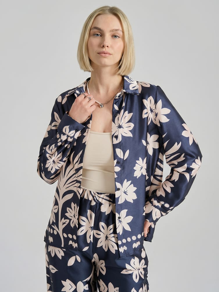 Костюм летний с рубашкой и брюками