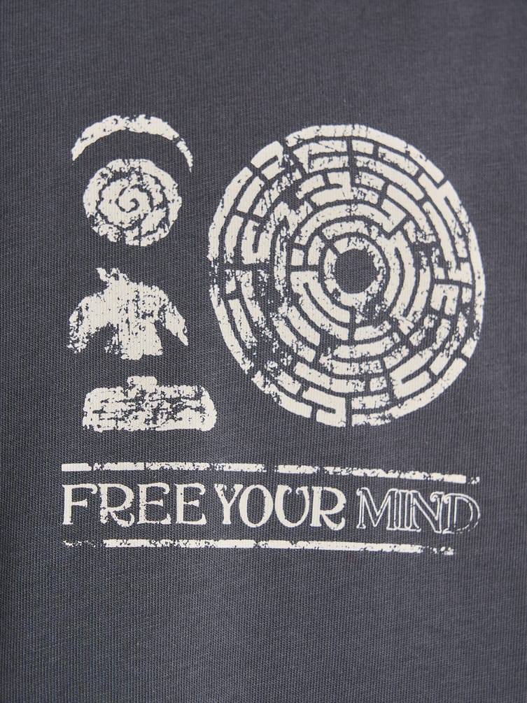 Футболка оверсайз с принтом лабиринта на спине