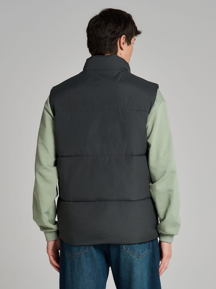 Демисезонный жилет на синтепоне без капюшона