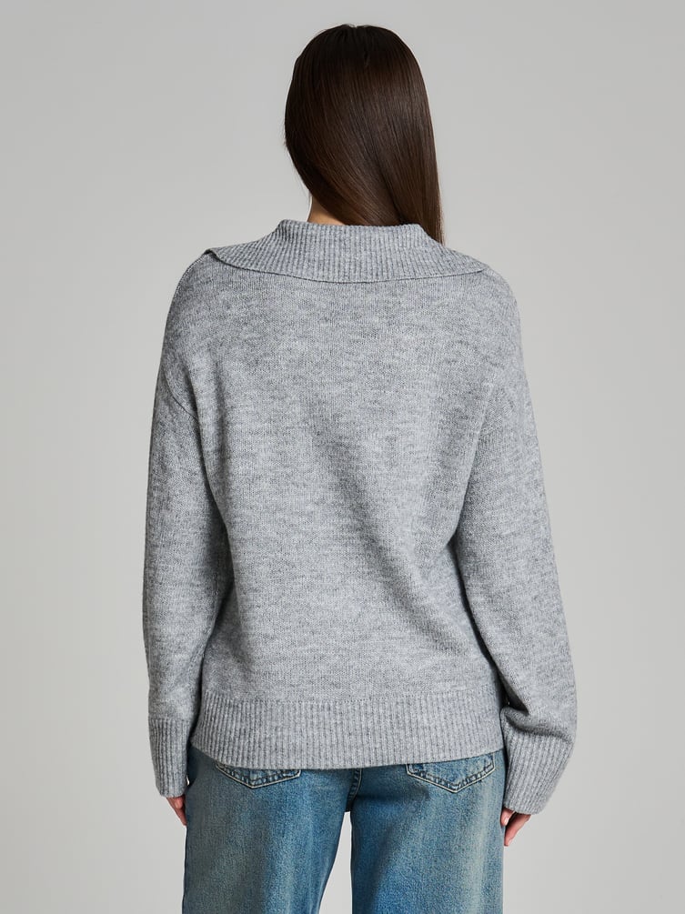 Вязаный пуловер с воротником