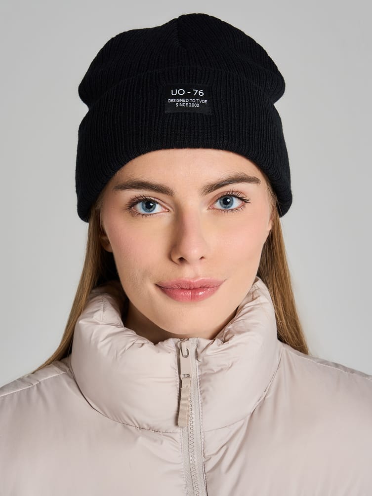 Трикотажная осенняя шапка бини с нашивкой